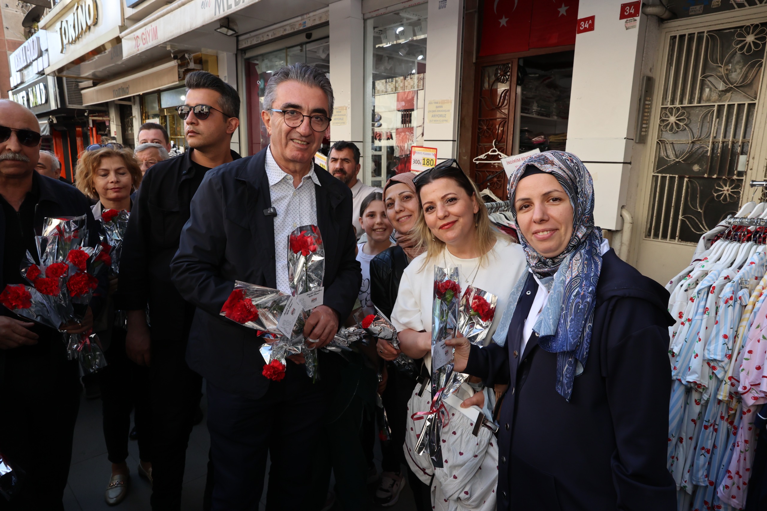 Anneler Günü’nde annelere karanfil dağıttık